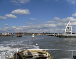 Blick vom Schiff auf die Hafeneinfahrt