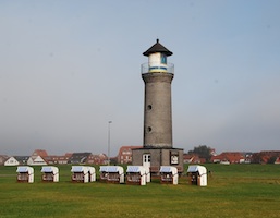 Leuchtturm mit Strandkörben